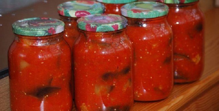 Баклажани з перцем в томатному соусі на зиму